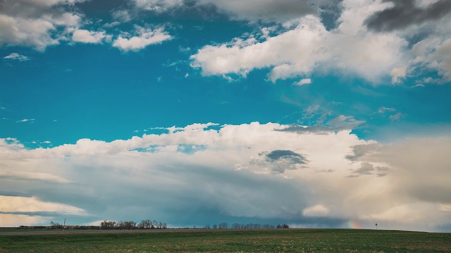 Time Lapse Time- Lapse Of Rural Field Spring Meadow Landscape Under Scenic Dramatic Sky With Fluffy Clouds Before Rain.乡村田园田园的春天草地景观在雨前的蓬松的云。地平线上的雨云。视频素材