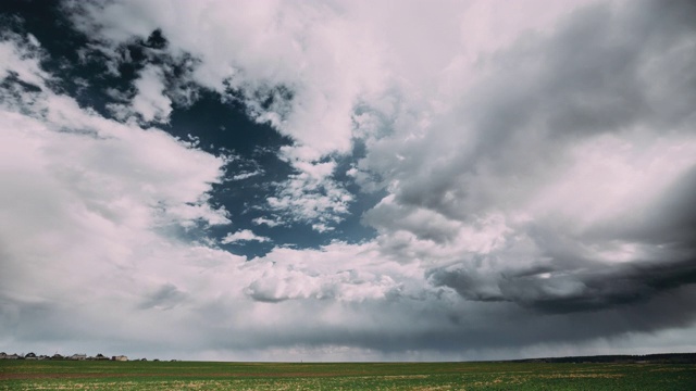 Time Lapse Time- Lapse Time- Lapse Of Rural Field Spring Meadow Landscape Under Scenic Dramatic Sky Before And During Rain.乡村田园春天草地景观在雨前和雨中。地平线上的雨云。视频素材