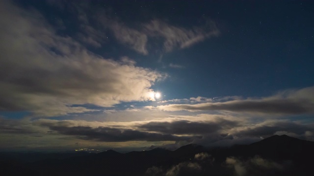 在日出的背景上，云在群山之上流动。时间流逝视频素材