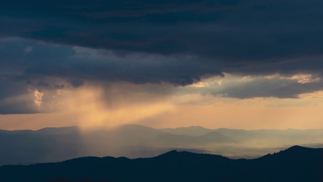 风景如画的雨云在群山之上流淌。时间流逝视频素材