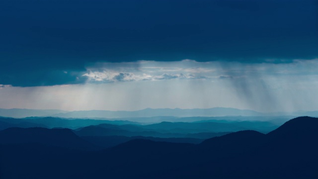 雨云在美丽的群山之上流淌。时间流逝视频素材