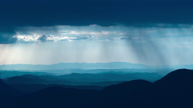 美丽的山景上的雨云溪背景。时间流逝视频素材