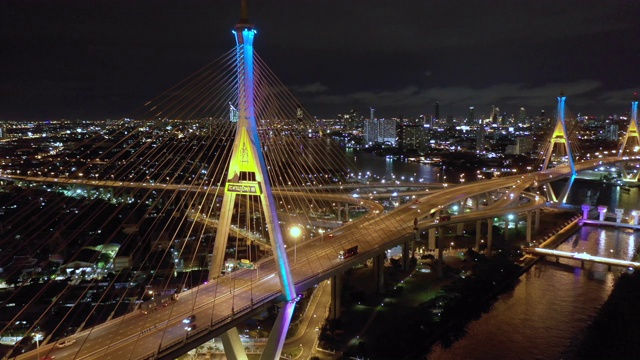 普密蓬大桥夜间鸟瞰图视频素材