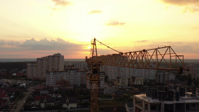 清晨的天空中，一座建筑起重机在风中微微摇摆。特写,航拍视频视频素材