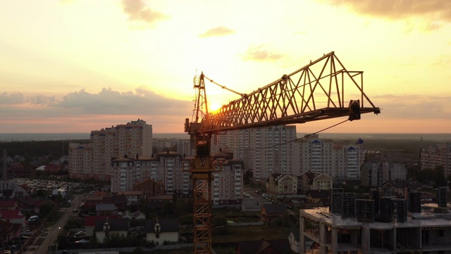 清晨的天空中，一座建筑起重机在风中微微摇摆。特写,航拍视频视频素材