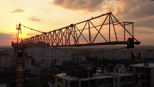 清晨的天空中，一座建筑起重机在风中微微摇摆。特写,航拍视频视频素材