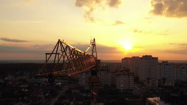 清晨的天空中，一座建筑起重机在风中微微摇摆。特写,航拍视频视频素材