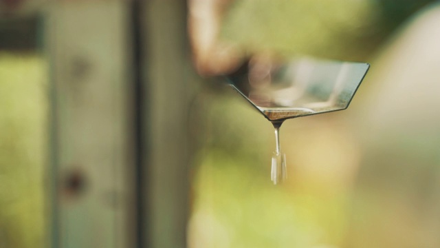 雨水从下水道流出。特写镜头。视频素材