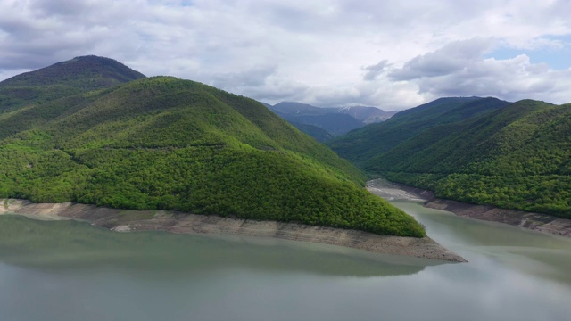 一个位于风景如画的群山中的水库。视频素材