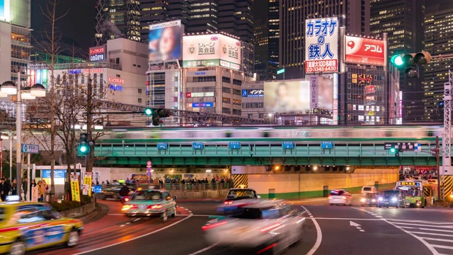 时光流逝:东京新宿歌舞伎町挤满了行人和游客视频素材