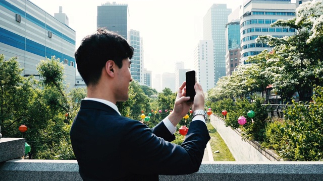 韩国成年商人在商务旅行中使用手机视频素材