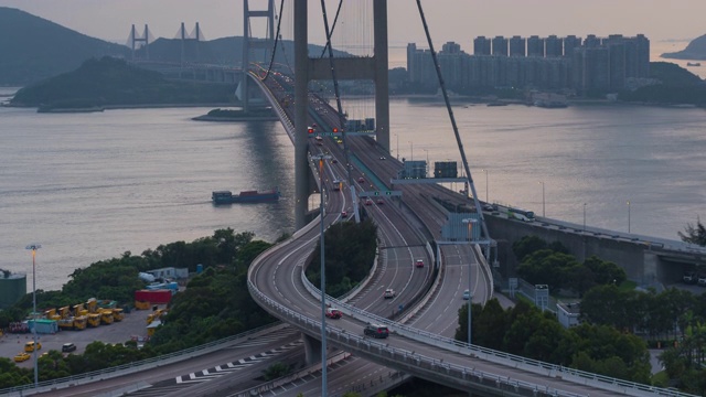 时间流逝，香港大桥夜间交通，背景是中国-东亚的山峰视频素材