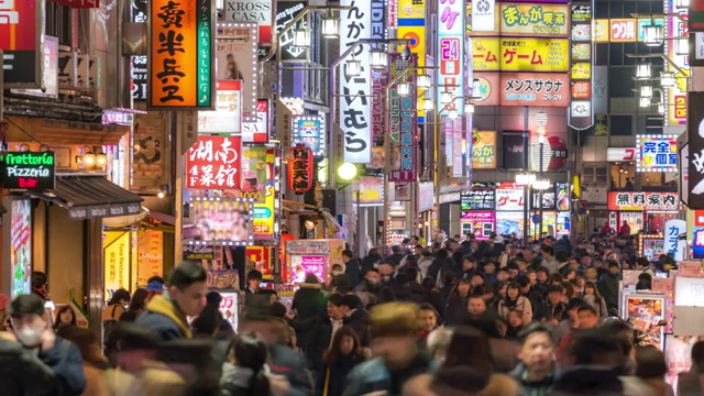 时光流逝:东京新宿歌舞伎町挤满了行人和游客视频素材