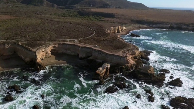 太平洋多岩石海岸的鸟瞰图视频素材