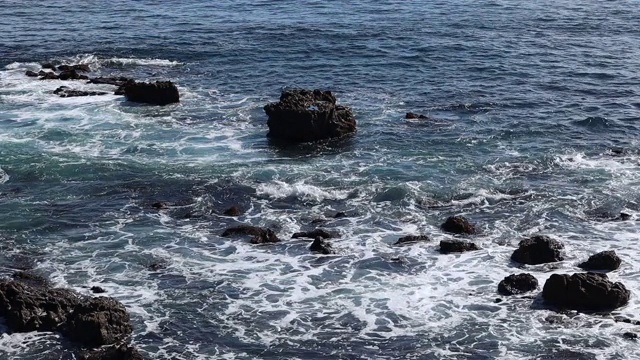 海浪拍打着海洋中的岩石视频素材