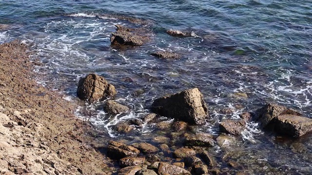 海浪拍打着多岩石的海岸视频素材