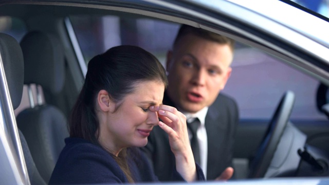 女人吵架后哭着离开车，男人跟着，有分手的危险视频素材