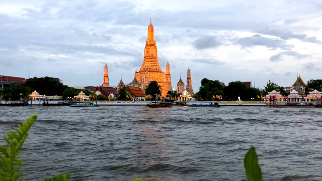 泰国曼谷白天寺地标、湄南河和客轮。是世界各地游客的重要目的地。4 k超高清的视频素材