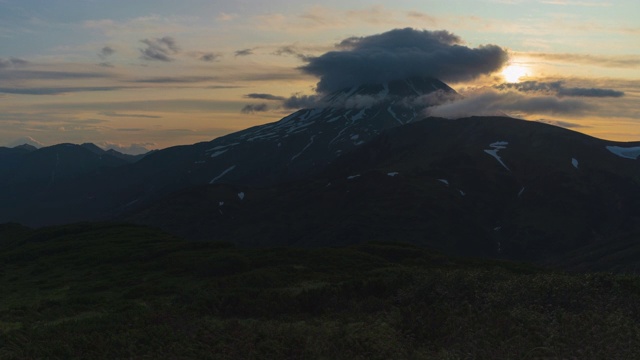 美丽的日出在山上，令人惊叹的夏季锥火山全景。时间流逝视频素材