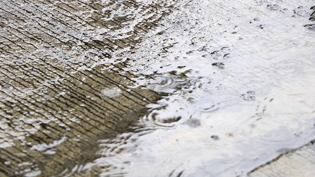 大雨滴在水泥地板上视频素材