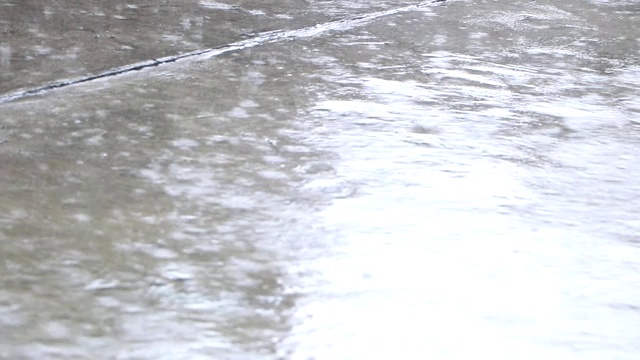 大雨滴在水泥地板上视频素材