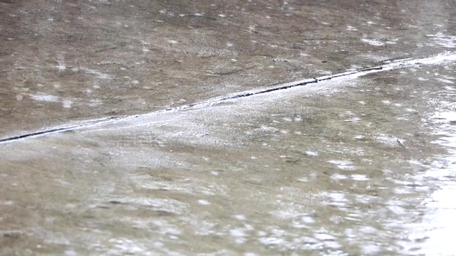 大雨滴在水泥地板上视频素材