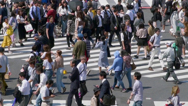 慢镜头:白天，日本东京涩谷过街的行人视频购买