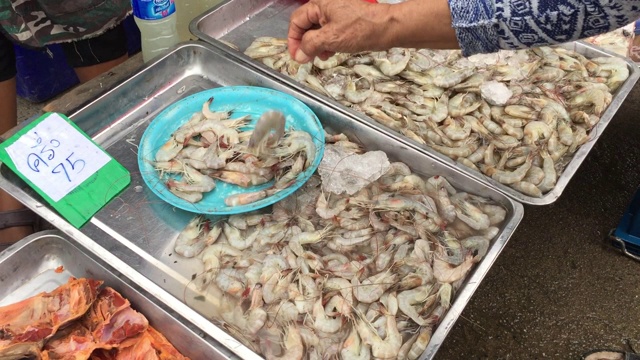 一个女人在市场上挑鲜虾视频素材