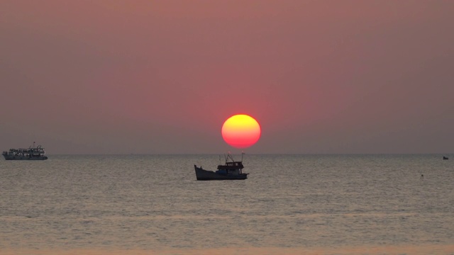 美丽的金色日落在海上。红色的太阳在海上。视频素材