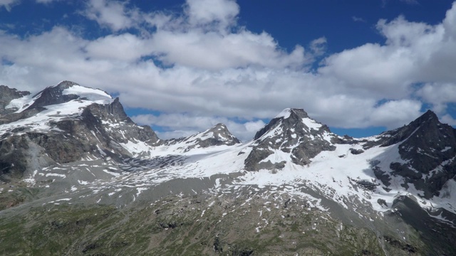 云在意大利阿尔卑斯山上空移动。视频素材