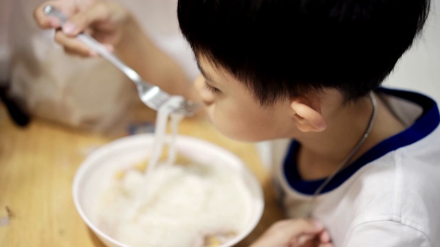 亚洲男孩吃面条视频素材