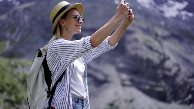 白人潮女旅游用智能手机拍摄照片在旅行度假的山区视频素材