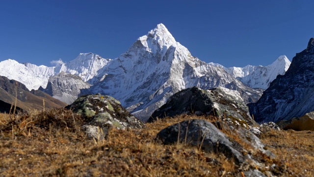 尼泊尔的喜马拉雅山脉。阿玛达布兰山雪景。徒步前往珠峰大本营。升降镜头,4 k视频素材