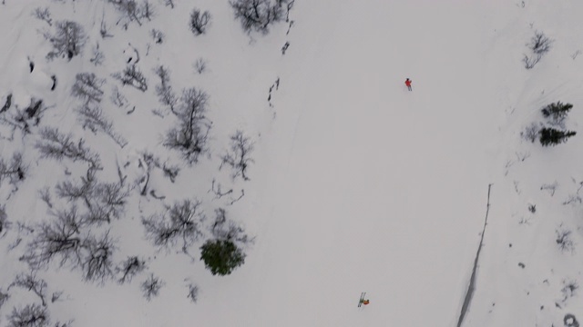 冬季景观滑雪鸟瞰图在白色的斜坡视频素材