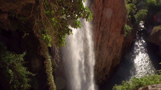 西班牙阿拉贡萨拉戈萨Monasterio de Piedra自然公园的田园诗般的瀑布。视频素材