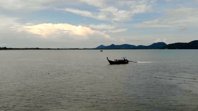 鸟瞰热带岛屿海滩海浪，无人机拍摄视频素材