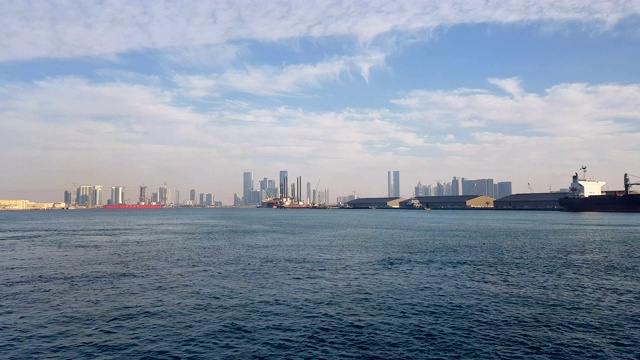 海港和地平线上摩天大楼的城市景色。有停泊船只的海港。视频素材