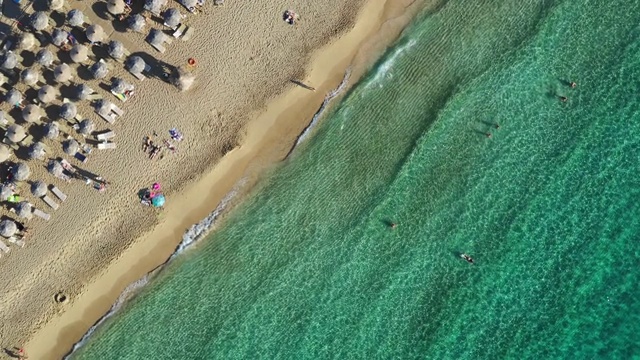 在希腊克里特岛的法拉萨那海滩，水晶水，金色的沙子，无尽的沙绿松石沙滩的无人机视频。著名的Falasarna(也称为Falassarna或Phalasarna)。视频素材