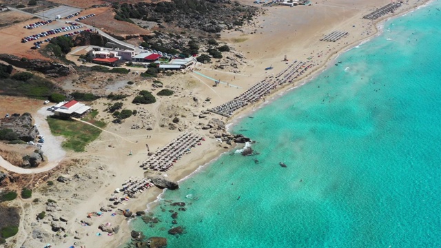 希腊克里特岛Falassarna海滩鸟瞰图，Falassarna海滩是克里特岛非常著名的旅游目的地，4k鸟瞰图海滩。著名的Falasarna(也称为Falassarna或Phalasarna)。视频素材