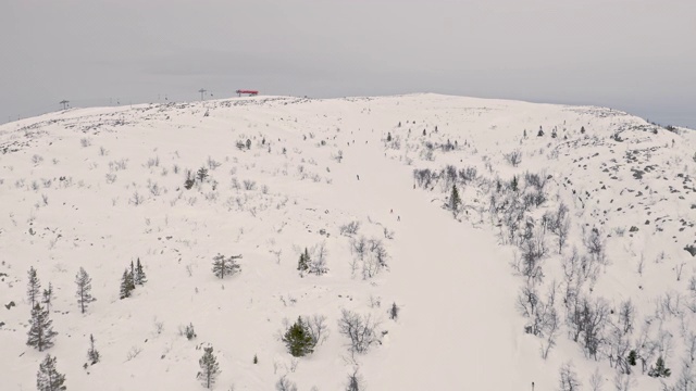 冬季景观滑雪鸟瞰图在白色的斜坡视频素材