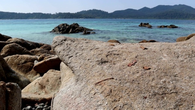 悬崖上有热带海晴天，阳光普照，流水淙淙视频素材