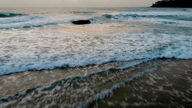 黄昏海滩无人机拍摄，日落带有戏剧性的感觉视频素材