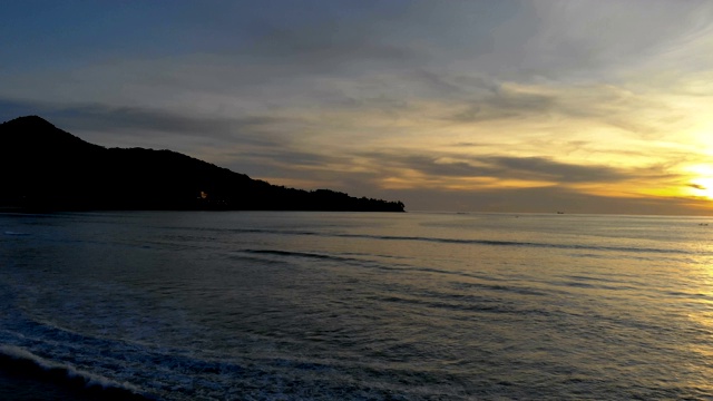 海面无人机拍摄，夕阳和山的金色视频素材