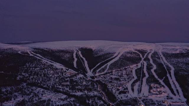 冬季景观滑雪在蓝色小时无人机镜头视频素材