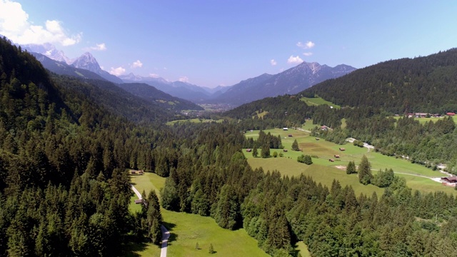 巴伐利亚阿尔卑斯山脉的Wetterstein山和Garmisch-Partenkirchen视频素材