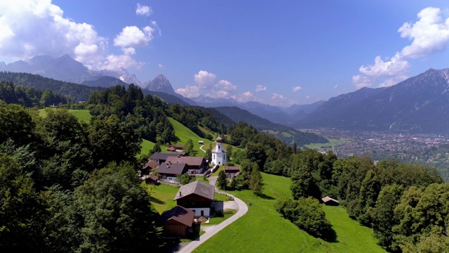 Wamberg村和Garmisch-Partenkirchen在Wetterstein山脉视频素材