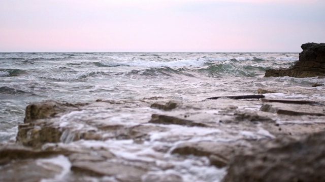 海浪拍打着海滩上的岩石视频素材