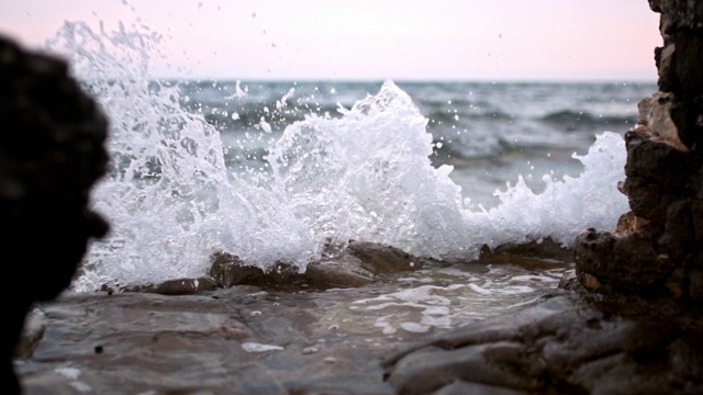 海浪拍打着海滩上的岩石视频素材