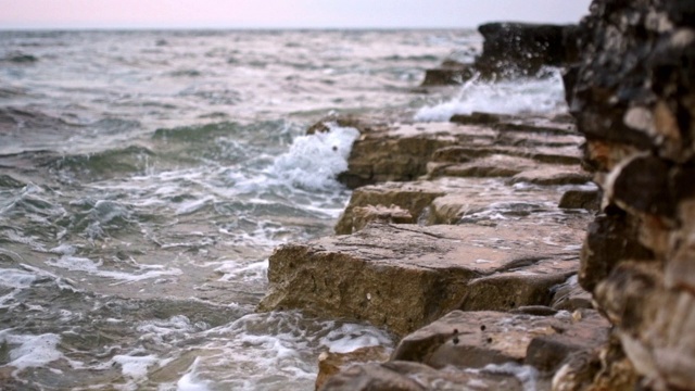 海浪拍打着海滩上的岩石视频素材