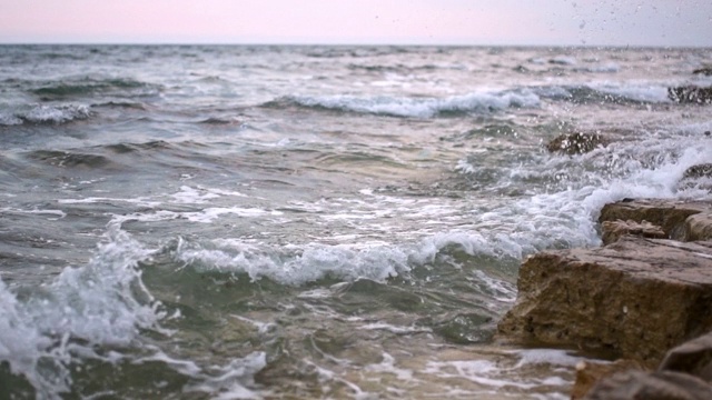 海浪拍打着海滩上的岩石视频素材